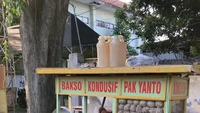 Jika butuh ketenangan, kamu dapat mengonsumsi bakso ini. Hanya dengan menikmati semangkuk bakso ini, suasana akan menjadi kondusif. Foto: Instagram/jakarta.keras