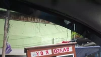 Seperti membuat kode yang harus dibaca terbalik dengan cermin, penjual bakso ini tampil unik. Tulisan di gerobaknya menggunakan huruf yang terbaik. Foto: Instagram/jakarta.keras