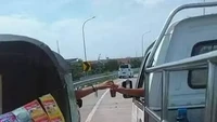 Pedagang minuman ini melakukan frasa mengejar rezeki secara harfiah. Walaupun pelanggannya berada di dalam mobil, ia mampu mengejarnya. Foto: Instagram/jakarta.keras