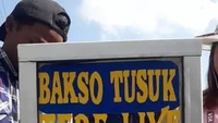 Terinspirasi dari seorang penulis, bakso tusuk ini menggunakan nama yang tak biasa. Bakso Tusuk Tere Liye ini apakah menyajikan bakso dengan puitis? Foto: Instagram/jakarta.keras
