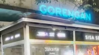Seolah datang dari masa depan, gerobak penjual gorengan ini tampak canggih. Dilengkapi dengan suhu udara Jakarta hingga daftar menu yang digital. Foto: Instagram/jakarta.keras