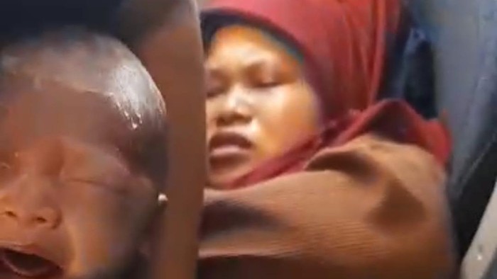 Ibu melahirkan di pesawat pelita air