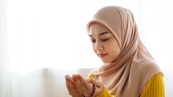Ilustrasi wanita hijab berdoa