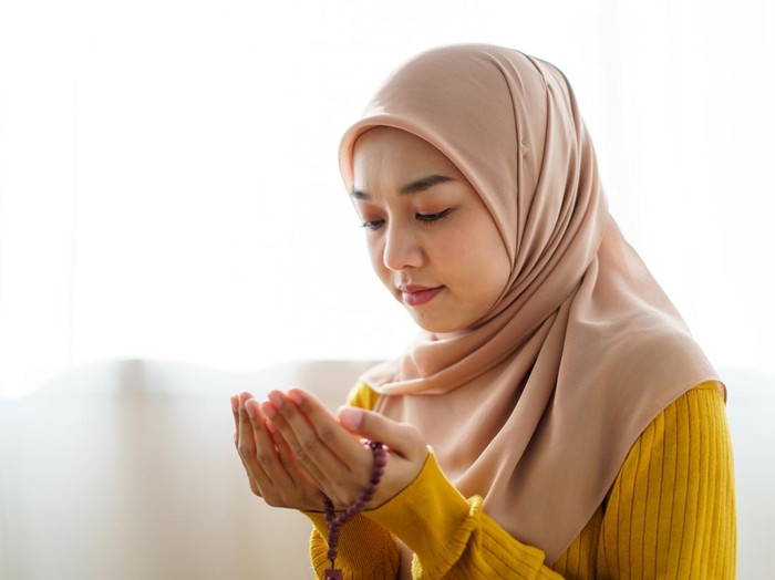 Ilustrasi wanita hijab berdoa