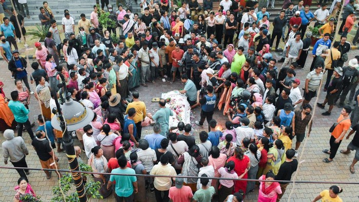 People offer condolence as they gather around the body of a man killed in a violence between ethnic groups in northeastern state of Manipur, India, June 29, 2023. REUTERS/Stringer NO RESALES. NO ARCHIVES