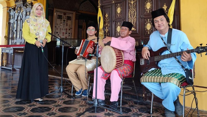 Personel Sircombo, grup musik melayu yang biasa tampil di Istana Maimoon