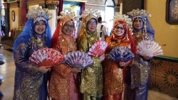 Para ibu pengunjung Istana Maimoon berbusana melayu yang mereka sewa Rp 50 ribu per baju.