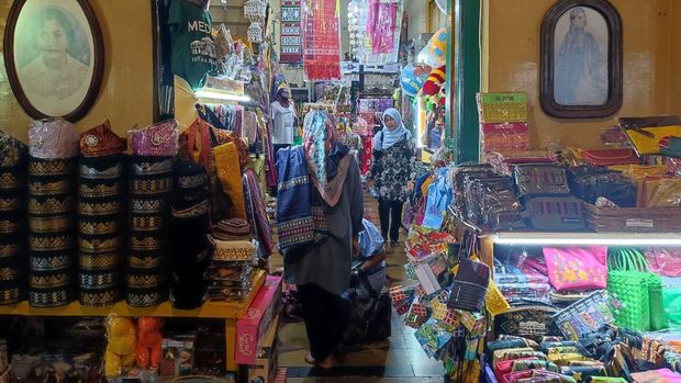 Tumpukan aneka cinderamata yang dijual di salah ruang dalam Istana Maimoon.
