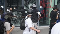 Demo ricuh dipicu oleh insinden polisi menembak mati remaja 17 tahun karena melanggar peraturan lalu lintas dan tidak mau diberhentikan terjadi di pinggiran Kota Paris, Nanterre, Selasa (27/6) pagi. Peristiwa bermula saat polisi menghentikan remaja tersebut karena melanggar beberapa peraturan lalu lintas. AP/Michel Euler  