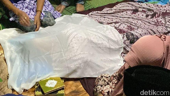 Jenazah korban, siswa SD yang meninggal dunia usai dipukul kakak kelas di Medan.