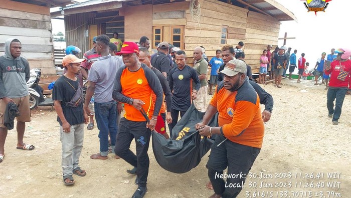 Tim SAR gabungan saat mengevakuasi salah satu korban meninggal dalam insiden long boat tenggelam di perairan Kaimana, Papua Barat.
