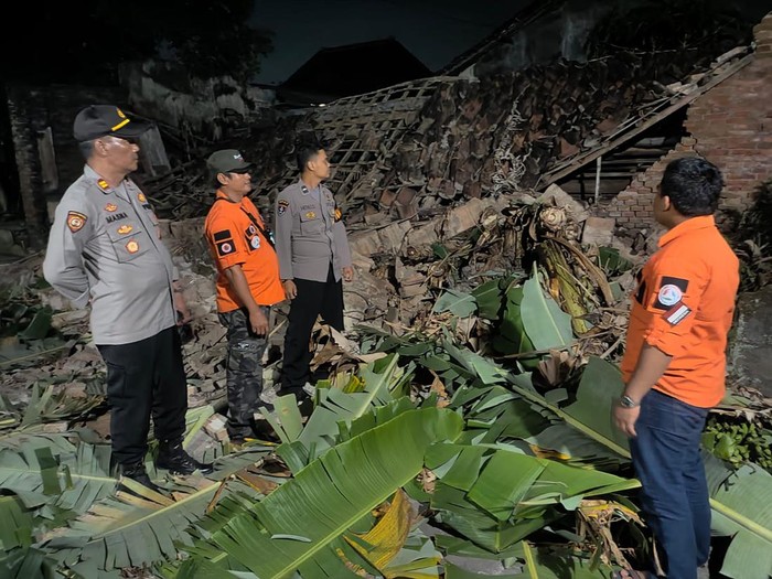Kandang Ayam di Kecamatan Karangdowo Klaten ambruk akibat gempa Bantul, Jumat (30/6/2023) malam.