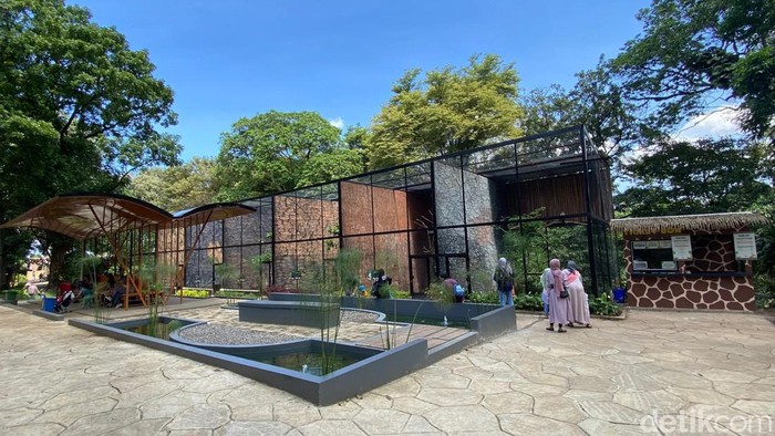 Kandang elang di Kebun Binatang Bandung yang baru.