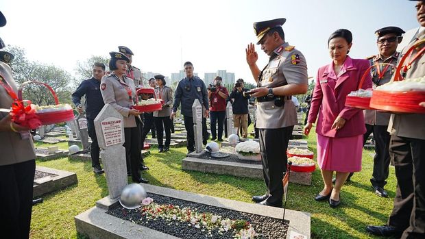 Kapolri Jenderal Listyo Sigit Prabowo beserta jajaran pejabat utama Mabes Polri serta Bhayangkari melaksanakan ziarah dan tabur bunga di TMPNU Kalibata, Jakarta Selatan, Jumat (30/6/2023) pagi. Kegiatan ini dilaksanakan menyambut Hari Bhayangkara ke-77.