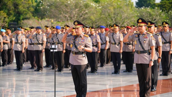 Kapolri Jenderal Listyo Sigit Prabowo beserta jajaran pejabat utama Mabes Polri serta Bhayangkari melaksanakan ziarah dan tabur bunga di TMPNU Kalibata, Jakarta Selatan, Jumat (30/6/2023) pagi. Kegiatan ini dilaksanakan menyambut Hari Bhayangkara ke-77.