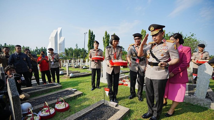 Kapolri Jenderal Listyo Sigit Prabowo beserta jajaran pejabat utama melaksanakan ziarah dan tabur bunga di TMP Kalibata (dok istimewa). Kapolri Jenderal Listyo Sigit Prabowo beserta jajaran pejabat utama melaksanakan ziarah dan tabur bunga di TMP Kalibata (dok istimewa).