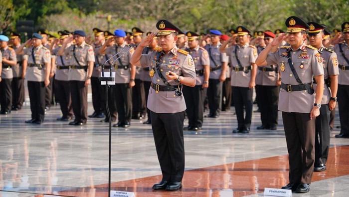 Kapolri Jenderal Listyo Sigit Prabowo beserta jajaran pejabat utama melaksanakan ziarah dan tabur bunga di TMP Kalibata (dok istimewa).