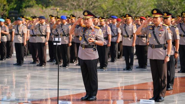 Kapolri Jenderal Listyo Sigit Prabowo beserta jajaran pejabat utama melaksanakan ziarah dan tabur bunga di TMP Kalibata (dok istimewa).