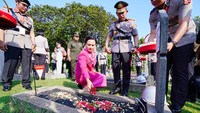 Kapolri Jenderal Listyo Sigit Prabowo juga ditemani istri melaksanakan ziarah dan tabur bunga di TMP Kalibata.