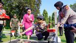 Momen Kapolri Ziarah-Tabur Bunga di TMP Kalibata Jelang Hari Bhayangkara