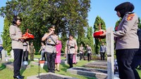 Sigit menyampaikan kegiatan ziarah dan tabur bunga ini dilaksanakan sebagai momen untuk mengenang para pahlawan yang telah gugur dalam menjalankan tugas sebagai abdi negara.