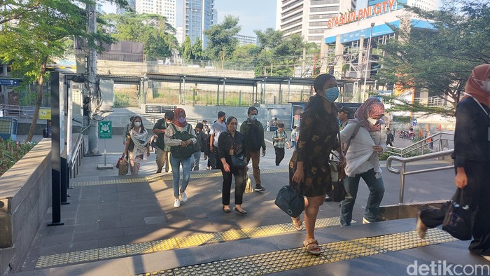 Karyawan tetap bekerja di hari cuti bersama pada Jumat,30 Juni 2023 (Rumondang/detikcom)
