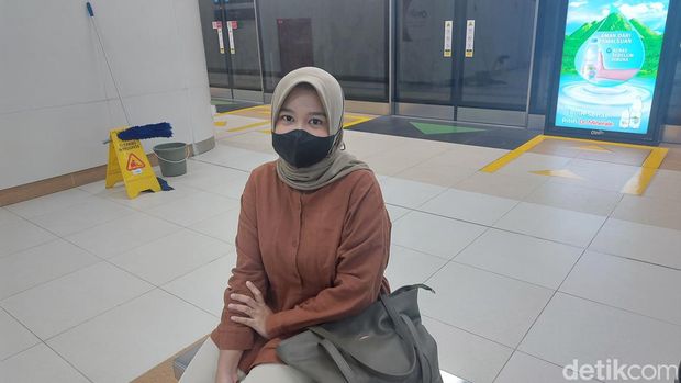 Karyawan tetap bekerja di hari cuti bersama pada Jumat,30 Juni 2023 (Rumondang/detikcom)