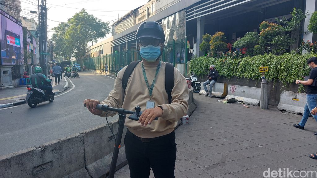 Karyawan tetap bekerja di hari cuti bersama pada Jumat,30 Juni 2023 (Rumondang/detikcom)