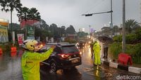 Puncak Diguyur Hujan Deras, Waspadai Kabut Tebal Hingga Longsor