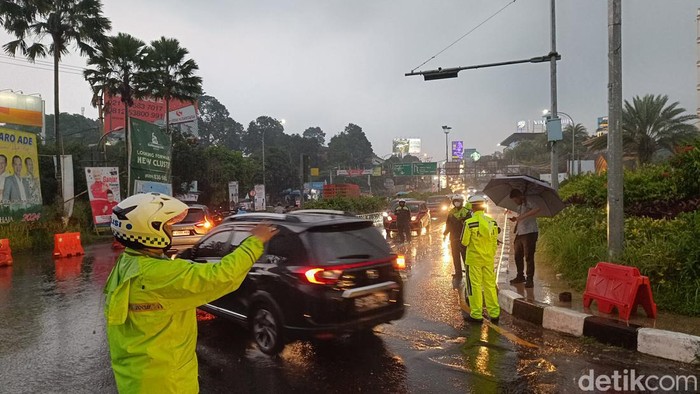 Kawasan Puncak, Bogor, diguyur hujan deras, Jumat (30/6/2023) petang ini.