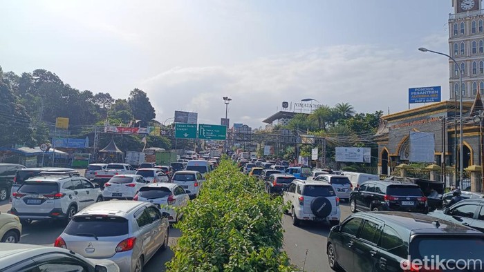 Kawasan Puncak Bogor diserbu wisatawan, Jumat (30/6/2023) pagi ini. Polisi memberlakukan one way.