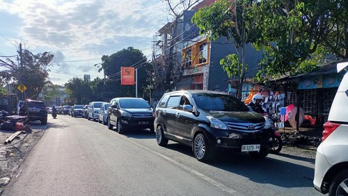 Kepadatan di simpang Tibubeneng, Kuta Utara, sebabkan macet sepanjang 2 kilometer di Jalur Kerobokan-Tanah Lot, Badung, Jumat (30/6/2023).