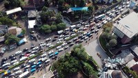 Foto udara kepadatan kendaraan menuju kawasan wisata Puncak saat pemberlakuan sistem satu arah di Simpang Gadog, Kabupaten Bogor, Jawa Barat, Jumat (30/6/2023). 