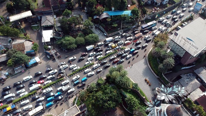 Kepadatan jalur Puncak Bogor saat liburan Foto udara kepadatan kendaraan menuju kawasan wisata Puncak saat pemberlakuan sistem satu arah di Simpang Gadog, Kabupaten Bogor, Jawa Barat, Jumat (30/6/2023). Polres Bogor memberlakukan rekayasa lalu lintas sistem satu arah menuju kawasan Puncak Bogor untuk mengantisipasi terjadinya kemacetan kendaraan saat libur panjang Hari Idul Adha 1444 Hijriah.