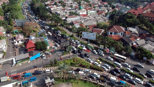 Potret Kepadatan Jalur Puncak Bogor Saat Libur Panjang Idul Adha