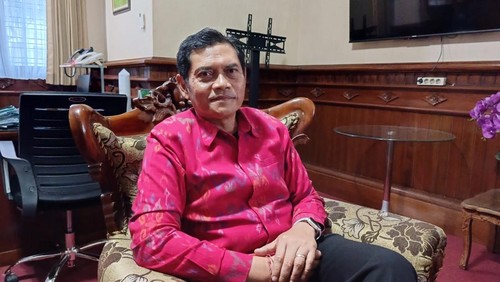 Kepala Dinas Perhubungan Provinsi Bali, IGW Samsi Gunarta ketika ditemui di Kantor Dinas Perhubungan Provinsi Bali, Jalan Cok Agung Tresna, Denpasar, Bali pada Senin (26/6/2023). (Ni Made Lastri Karsiani Putri-detikBali)