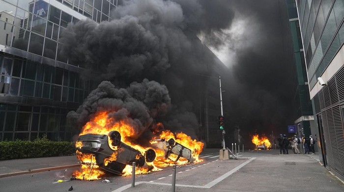 Jejak Kericuhan di Prancis Buntut Polisi Tembak Mati Remaja Cars burn after a march for Nahel, Thursday, June 29, 2023 in Nanterre, outside Paris. The killing of 17-year-old Nahel during a traffic check Tuesday, captured on video, shocked the country and stirred up long-simmering tensions between young people and police in housing projects and other disadvantaged neighborhoods around France. (AP Photo/Michel Euler)