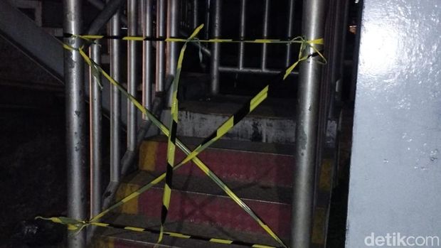 Kondisi JPO di Daan Mogot, Jakarta Barat yang lantainya bolong (Dok. Istimewa).