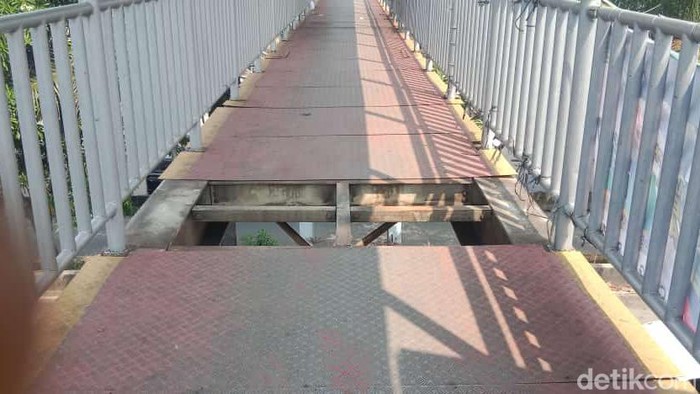 Kondisi JPO di Daan Mogot, Jakarta Barat yang lantainya bolong (Dok. Istimewa).