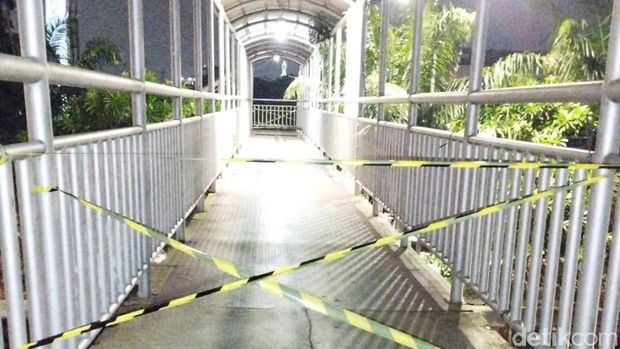 Kondisi JPO di Daan Mogot, Jakarta Barat yang lantainya bolong (Dok. Istimewa).