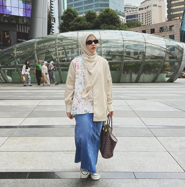 Penampilannya simpel dan sporty dengan sneakers putih. Natasha Rizky juga melengkapi gayanya dengan kacamata hitam dan totebag Goyard. Foto: Instagram/@natasharizkynew @desta80s