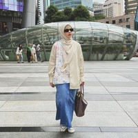 Penampilannya simpel dan sporty dengan sneakers putih. Natasha Rizky juga melengkapi gayanya dengan kacamata hitam dan totebag Goyard. Foto: Instagram/@natasharizkynew @desta80s