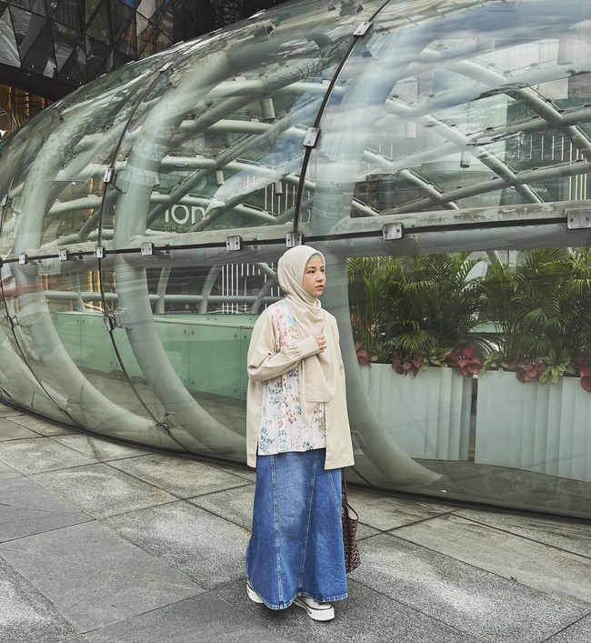 Di sela-sela liburan keluarga, Natasha Rizky menyempatkan pose foto sendirian. Dia tampak mengenakan tunik lipit dengan rok panjang denim. Foto: Instagram/@natasharizkynew @desta80s