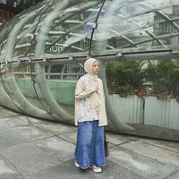 Di sela-sela liburan keluarga, Natasha Rizky menyempatkan pose foto sendirian. Dia tampak mengenakan tunik lipit dengan rok panjang denim. Foto: Instagram/@natasharizkynew @desta80s