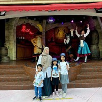 Resmi bercerai, Desta Mahendra dan Natasha Rizky memutuskan tetap berhubungan baik demi anak-anak. Mereka pun mengadakan liburan sekeluarga ke Singapura. Foto: Instagram @desta80s