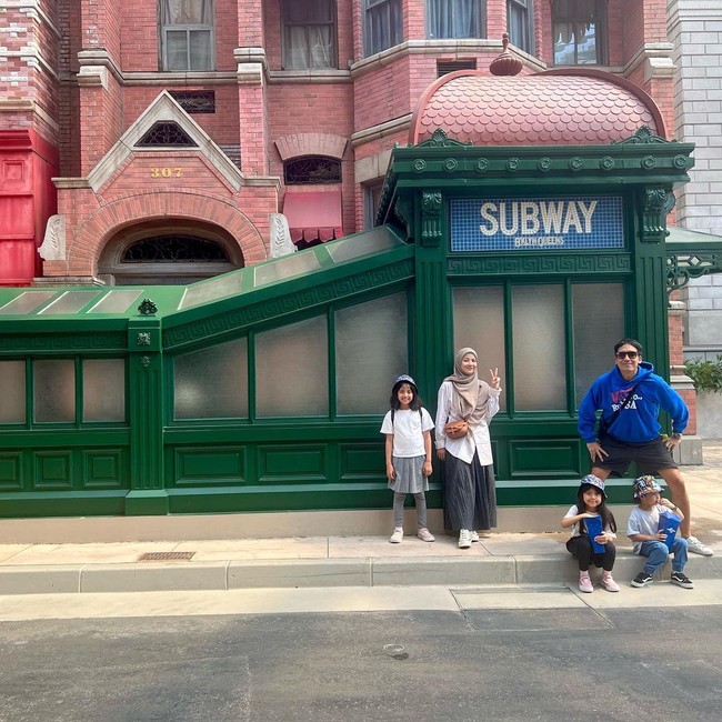 Desta mengunggah kebersamaan mereka saat mengunjungi Universal Studios Singapore. Foto: Instagram @desta80s