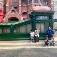 Desta mengunggah kebersamaan mereka saat mengunjungi Universal Studios Singapore. Foto: Instagram @desta80s