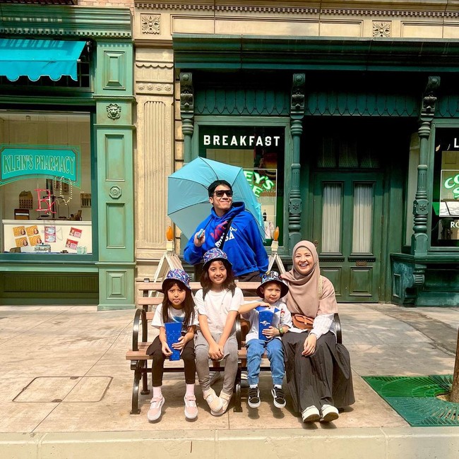 Keduanya tampak menebar senyum di depan kamera. begitu pula ketiga anak mereka, Megumi, Mishka dan Miguel. Foto: Instagram @desta80s