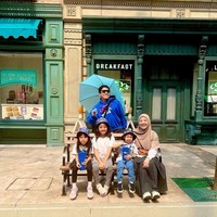 Keduanya tampak menebar senyum di depan kamera. begitu pula ketiga anak mereka, Megumi, Mishka dan Miguel. Foto: Instagram @desta80s