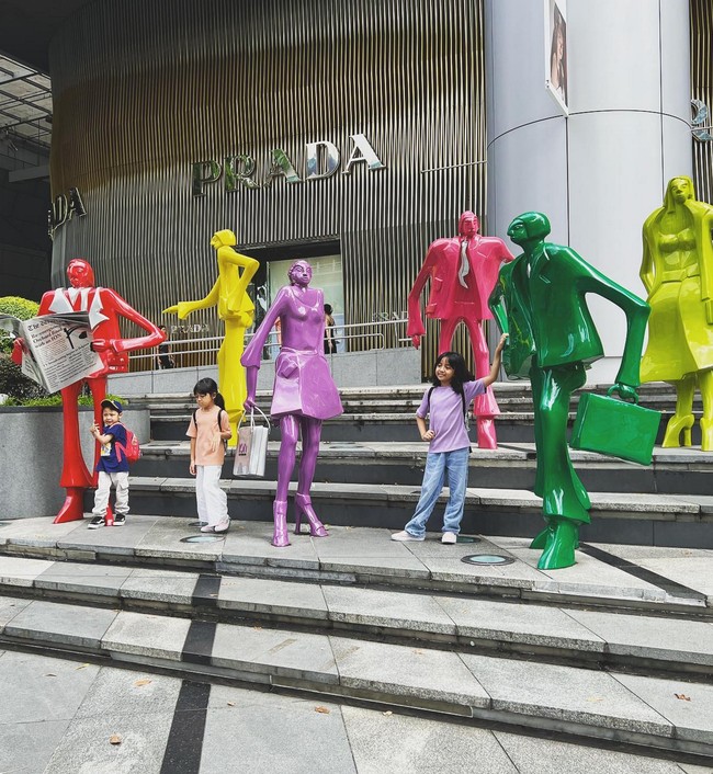 “Payung adalah simbol…” tulis Desta pada caption foto Instagram. Foto: Instagram/@natasharizkynew @desta80s